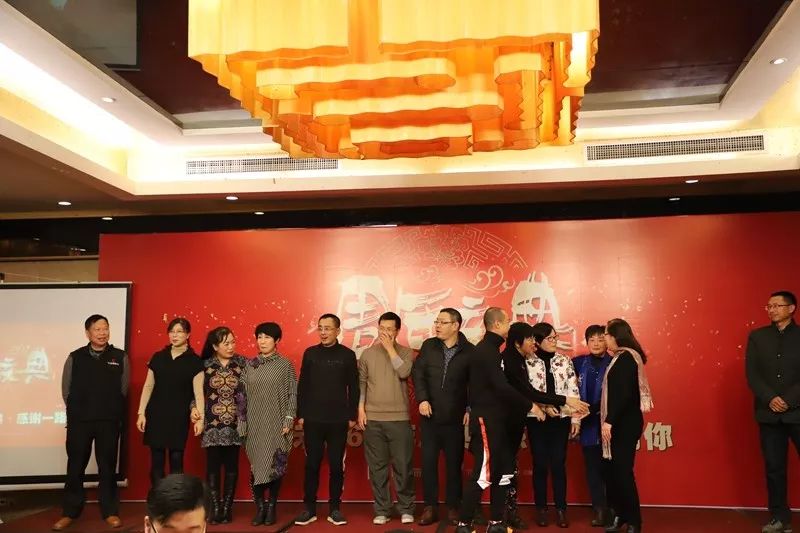  汉堡老将退役仪式感人，俱乐部授予终身成就奖  