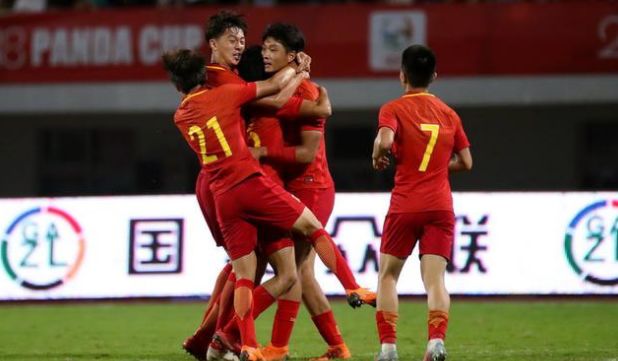  阿森纳青年军崛起，年轻小将闪耀全场  